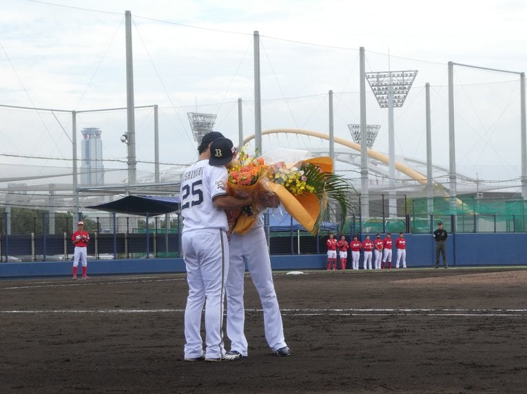 西村凌から花束を受け取り、涙ぐむ西浦　©︎Noriko Yonemushi