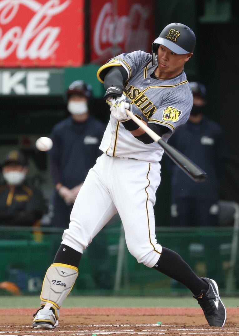 開幕2戦目と6戦目にホームランを放った佐藤。だが打率は.143と低迷。公式戦ではプロの洗礼を受けている（4月2日時点）
