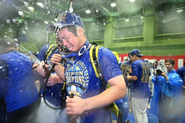 日本シリーズMVPに輝いたDeNA桑原将志がビールかけでこのパフォーマンス　©︎Naoya Sanuki