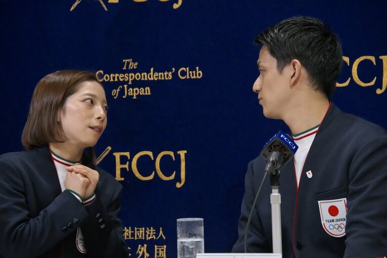 ミラノ五輪を終え、記者会見に出席した三浦と木原　©AFLO