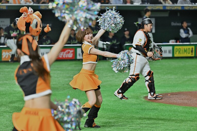 試合を盛り上げる巨人の公式マスコットガール「VENUS」　©Hideki Sugiyama
