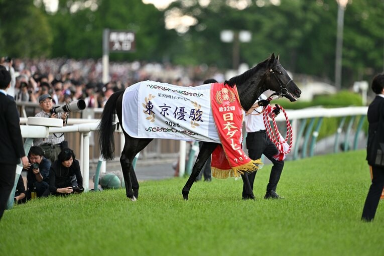 優勝レイをかけられたクロワデュノール　©Keiji Ishikawa