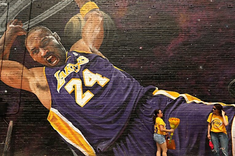 ストリートに描かれたコービーの壁画 ／ photograph by Genaro Molina / Los Angeles Times via Getty Images