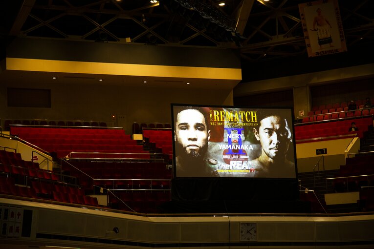 ドーピング違反に終わった第1戦に続き、山中慎介との第2戦は計量オーバー。会場は異様な雰囲気に　©Naoki Kitagawa