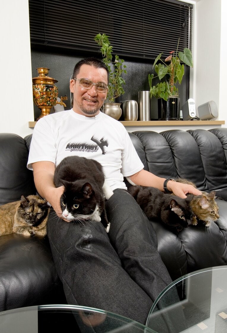 自宅で猫をめでる蝶野正洋（2006年）　©︎Takuya Sugiyama