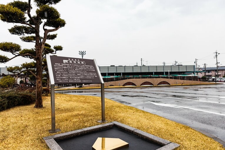 教習所内に金のホームベース。ここがかつての本塁（の近く）だという