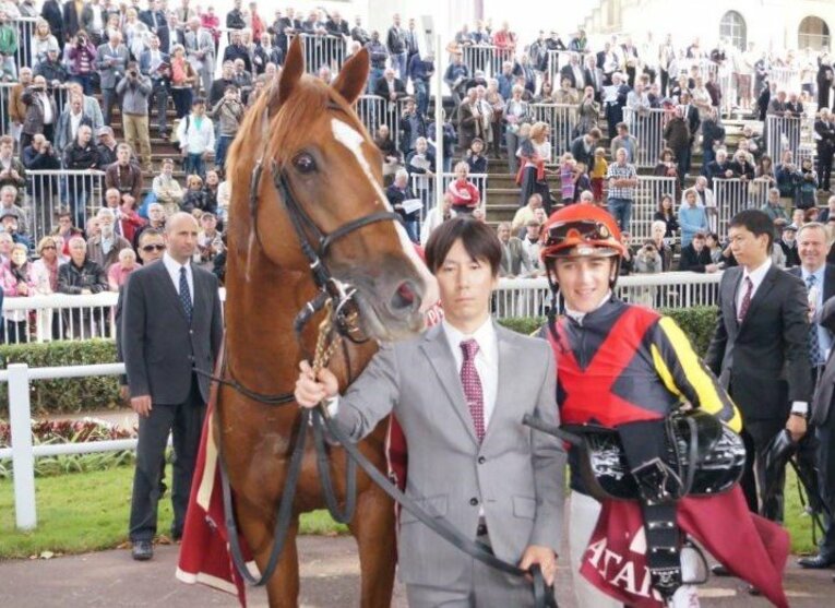 凱旋門賞でのオルフェーヴルの口取りの様子　©Satoshi Hiramatsu