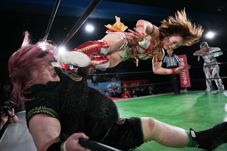 伊藤薫に串刺しドロップキックを放つSareee　©Essei Hara