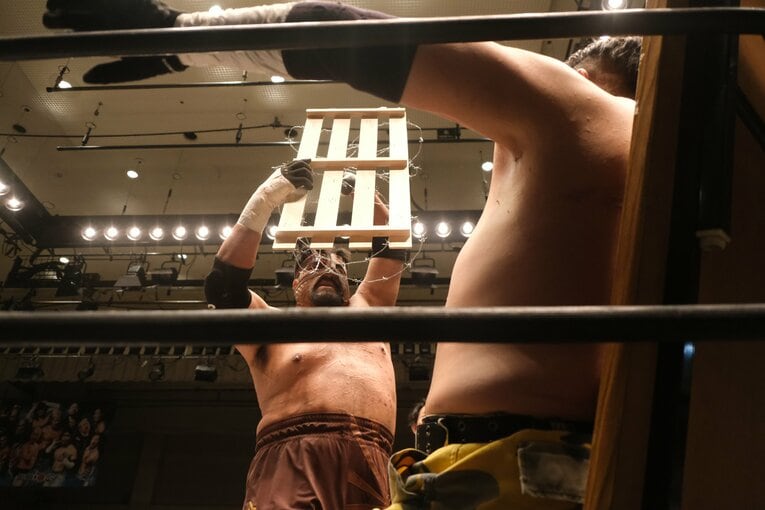 蛍光灯で殴り合い、大流血して…メキシコ人デスマッチファイター「もっと日本にいたい」ビオレント・ジャックの切実な思い「外国人がって…でも、ここがオレの家」(81)