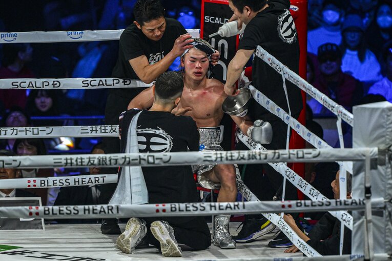 過去の試合とは異なり、インターバルでイスに座る那須川天心　©Takuya Sugiyama