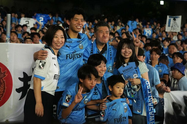 フロンターレでのラストゲーム後、家族でパチリ　©Getty Images