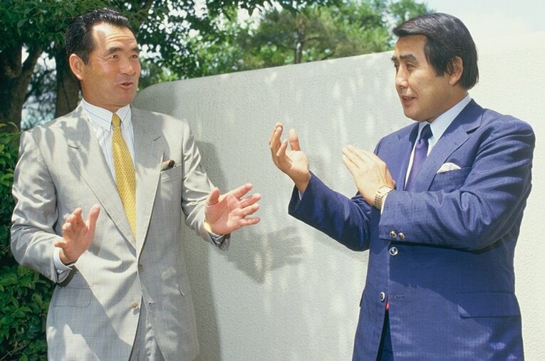村山実と談笑する長嶋茂雄。最大のライバルのイメージがあるが、成績的に見た際の“大の苦手”は…？ ／ photograph by Sports Graphic Number