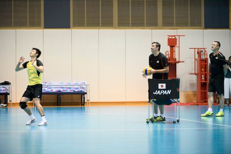 フィリップ・ブランをコーチに招聘した中垣内祐一監督（2017年）　©︎Asami Enomoto