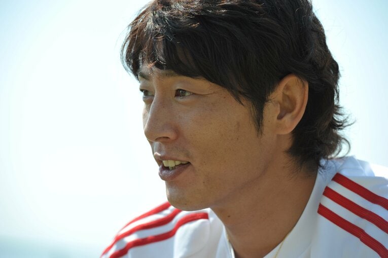 リハビリコーチ時代（2011年）の斉藤和巳　©BUNGEISHUNJU