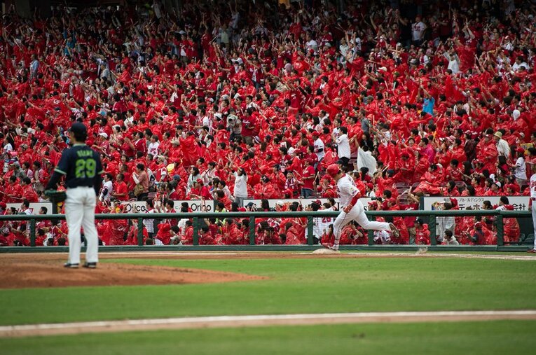 「カープはこのまま終わらない」新井貴浩のエールと鯉党の想い。(4) ／ photograph by Nanae Suzuki