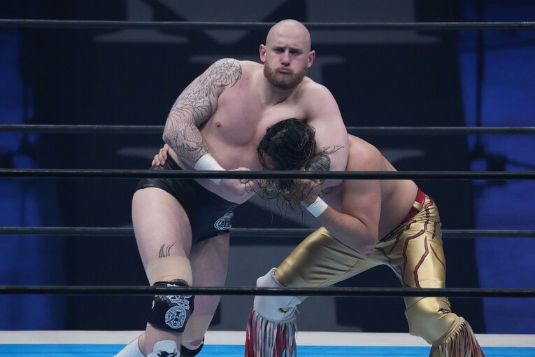 辻陽太をヘッドロックで絞め上げるゲイブ・キッド　©Essei Hara