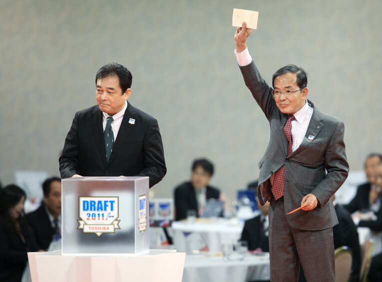 巨人入りを熱望していた菅野だったが日ハムも強行指名。津田敏一球団社長がくじを当てた。左は巨人の清武英利代表　©JIJI PRESS