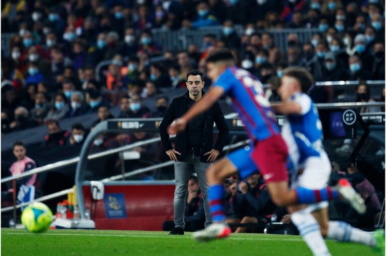 シャビ新監督41歳は暗黒バルサを救えるか 《メッシとの黄金連係・涙を撮ったカメラマン》が就任会見・初采配に見た“希望”とは(26)