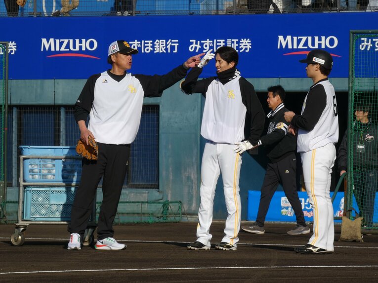 今春キャンプでの一コマ。城島健司氏と周東 ©Kotaro Tajiri