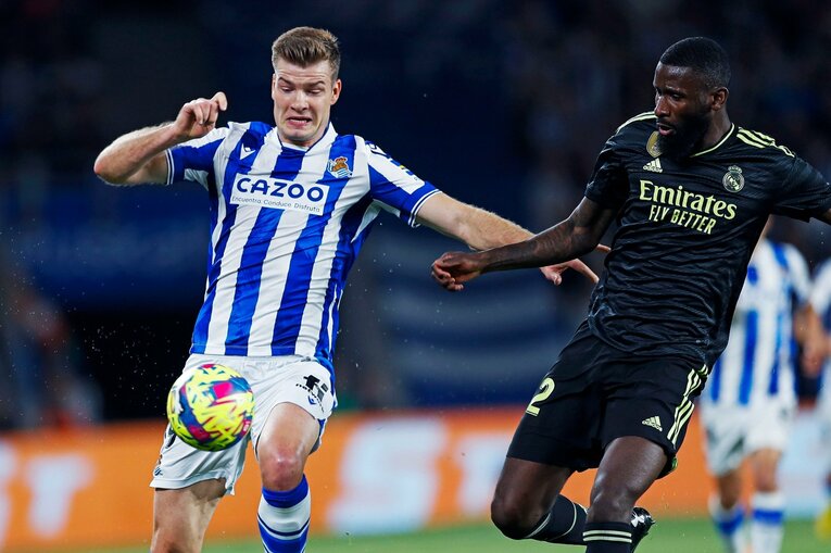 「久保建英がスペイン紙の一面に！」子供サポ「タケが決めるよ」予言通りマドリーを圧倒“ソシエダの熱狂”は翌日も…カメラマンは見た(20)