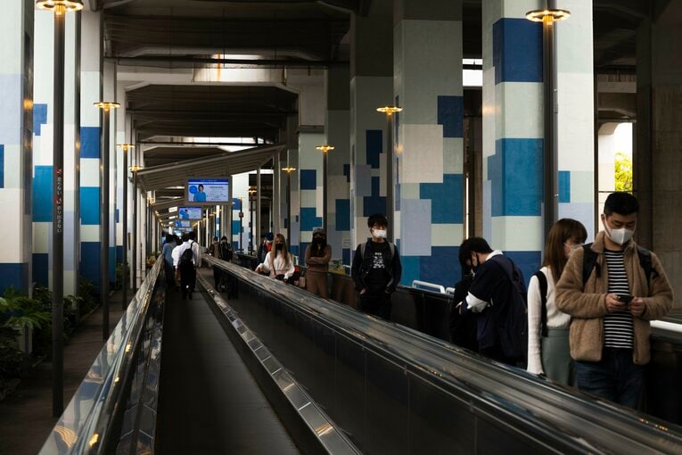 競馬場へもららぽーとへも駅から動く歩道で向かう 