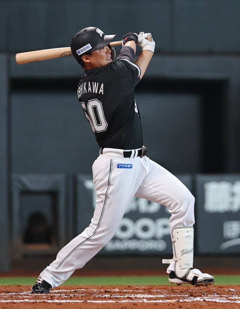 エスコンフィールドで初打点を挙げた石川にファイターズファンも大歓声　©︎JIJI PRESS