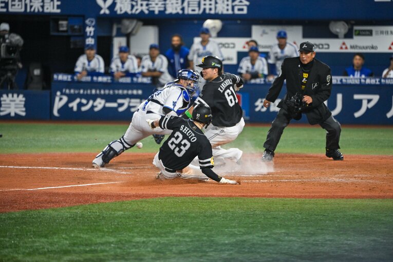 日本シリーズ第1戦、前走の川村友斗に追いつきそうな勢いの周東佑京（4枚目／全5枚）　©︎Nanae Suzuki