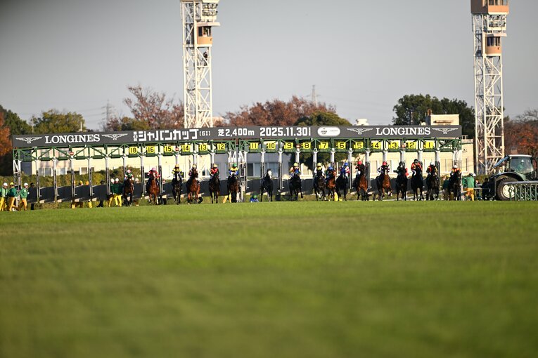 ジャパンカップのスタート直後。アドマイヤテラの川田将雅が落馬（2枚目／全3枚） ©Keiji Ishikawa