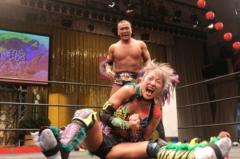 「スターダムをクビになって…」人気女子プロレスラーが初告白　ウナギ・サヤカ“超満員の自主興行”に密着して感じた「不思議な風格」(27)