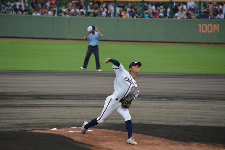 新垣有絃の投球フォーム（1枚目／全4枚） ©Takarin Matsunaga