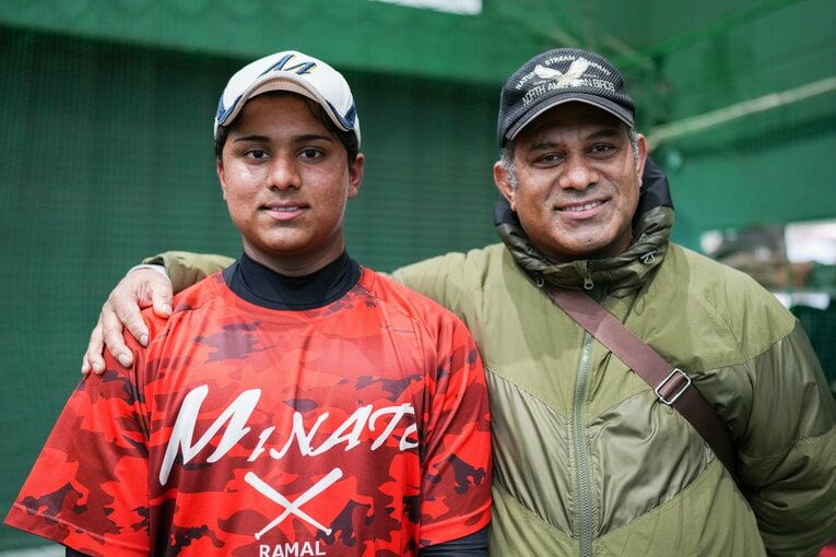 父バンダーラさんと笑顔で写真に収まるラマル　©︎Akito Iwamoto