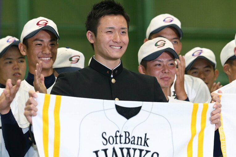 2015年にソフトバンクからドラフト1位指名を受けた高橋純平。戦力外通告を受け、今季限りでの引退を発表した ／ photograph by JIJI PRESS