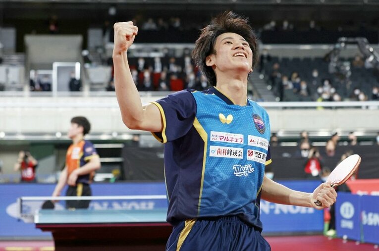 エース張本智和を撃破して全日本卓球・男子シングルス2連覇を達成した戸上隼輔（21歳）。中国勢の苦手意識を克服し、男子卓球の救世主になれるか ／ photograph by JIJI PRESS