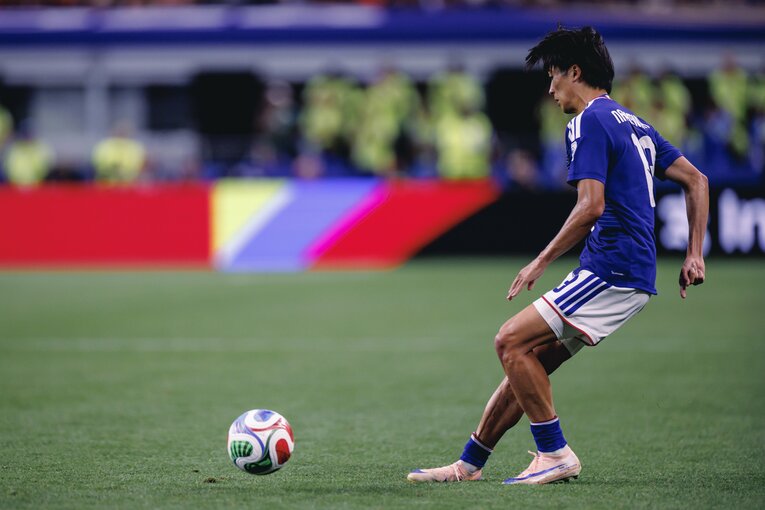 オランダ戦での中村敬斗。この時点ではソックスは“いつもの状態”だったが……（写真は右に続きます）　©Kiichi Matsumoto/JMPA