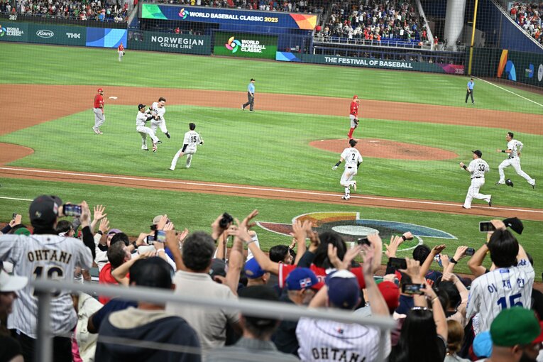 殊勲の村上宗隆のもとへ走る侍ジャパンの選手たち　©Naoya Sanuki