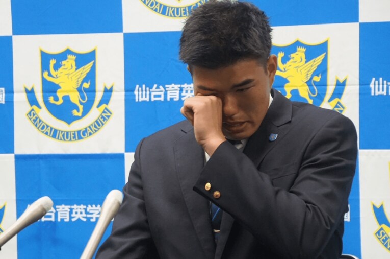 オリックスに3位指名された山口廉王（仙台育英）。指名直後の会見で大粒の涙を流した ／ photograph by Kei Nakamura