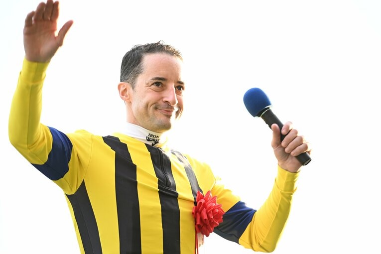 3週連続でGIを制したルメール。ファンの大歓声に応える　©Keiji Ishikawa