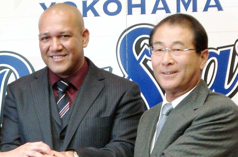 DeNA入りが決まり、入団記者会見に臨んだアレックス・ラミレス（左）と高田繁GM（右）　©JIJI PRESS