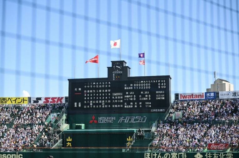 甲子園を神聖化し、高校生たちに過度な負担が強いられているのではないかと慶応・森林貴彦監督は指導者の問題を指摘する ／ photograph by Nanae Suzuki