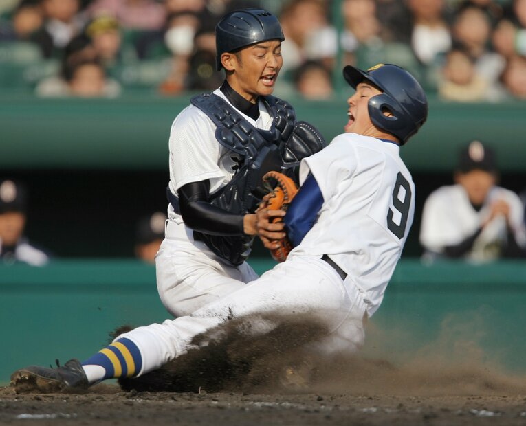 2008年センバツ甲子園。沖縄尚学で東浜巨とのバッテリーで優勝した嶺井博希　©JIJI PRESS