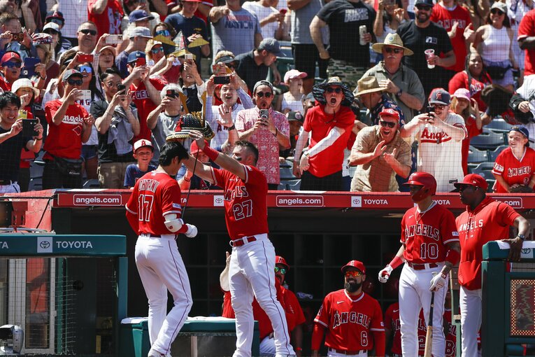 トラウトから兜をかぶせてもらう大谷。2人の深い信頼関係は、6年目も変わらない　©Getty Images