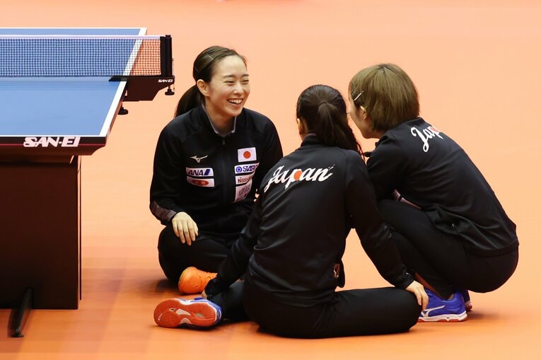 2021の「卓球NIPPONドリームマッチ」での一コマ。談笑する石川佳純、伊藤美誠、平野美宇　©AFLO