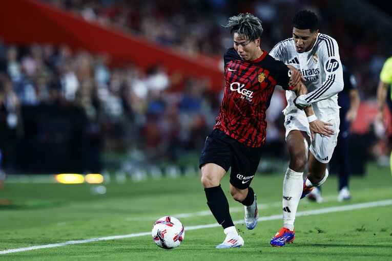 「タクは特別に良かったね！」マドリーが慌てた浅野拓磨の俊足…“久保建英らの古巣”監督とファンが絶賛スペイン初戦をカメラマンは見た(9)