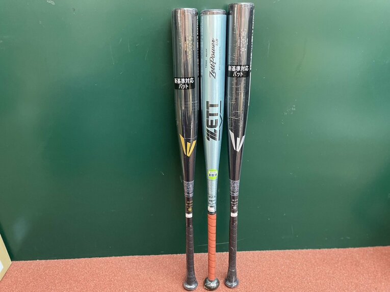 真ん中がゼットパワー。両脇がイーストンの新基準バット。「10人いたら8人くらいはゼットかイーストンを買う」状態だという
