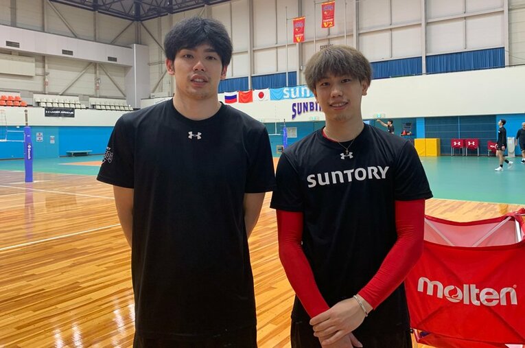 今季限りで現役を引退し、社業に専念するサントリーサンバーズ小野遥輝（左）。日本代表セッター大宅真樹とのコンビでVリーグを制してきたが、3連覇がかかったファイナルで敗れ、惜しくも有終の美を飾ることができなかった ／ photograph by Noriko Yonemushi