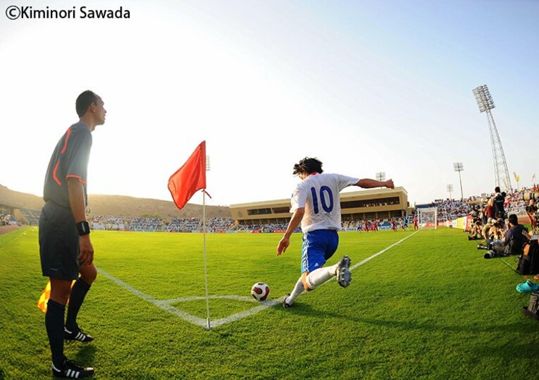 中村俊輔のコーナーキックは美しい。“バックショット”の虜になった瞬間。(8) ／ photograph by Kiminori Sawada