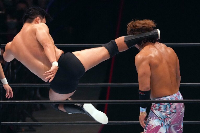 延髄斬りを繰り出した成田蓮