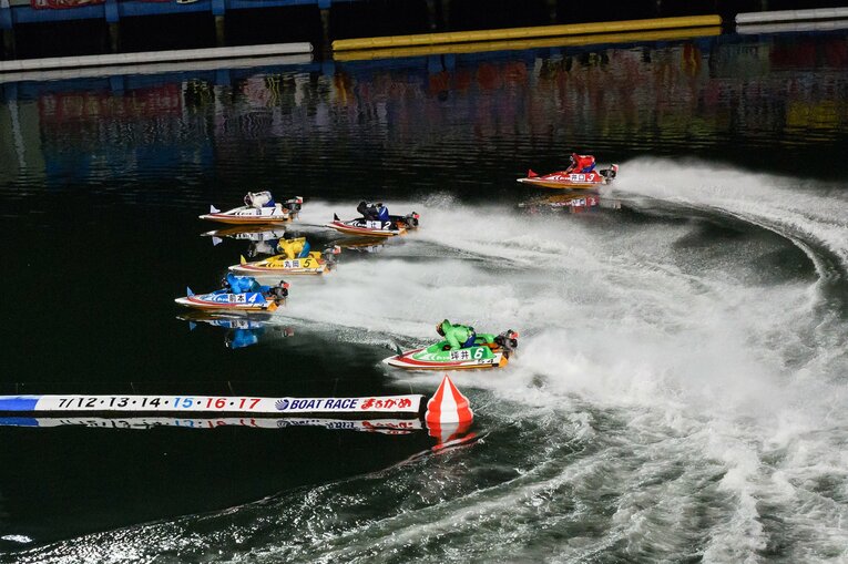 なんとか差しを抑え、トップの位置をキープする　©日本モーターボート競走会