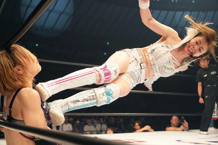 朱里にドロップキックを放つ岩谷麻優　©Essei Hara