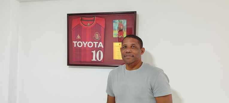 グランパス時代のユニフォームを背に…写真はまだまだ続きます　©Hiroaki Sawada